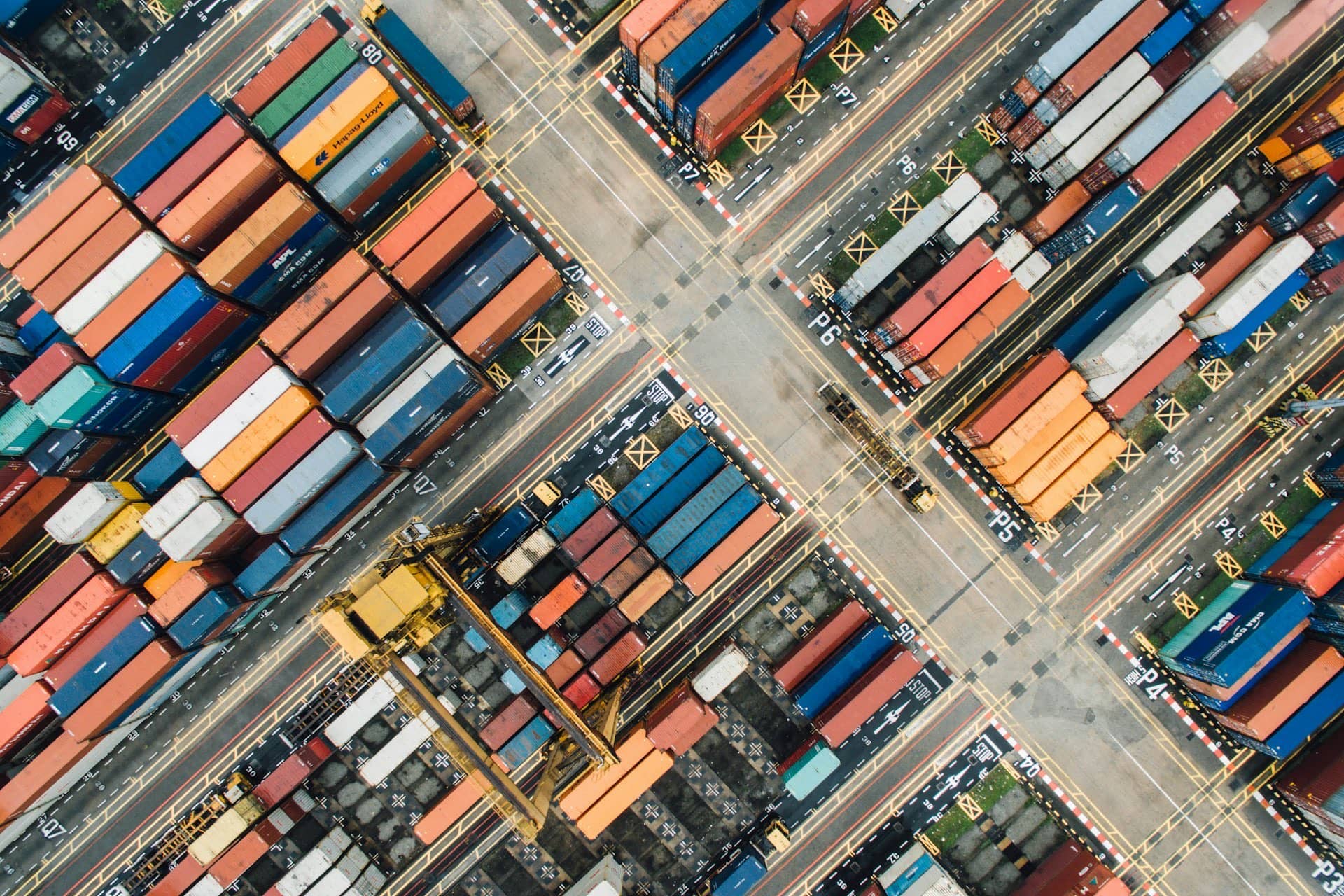 Vista aérea de una terminal portuaria con contenedores