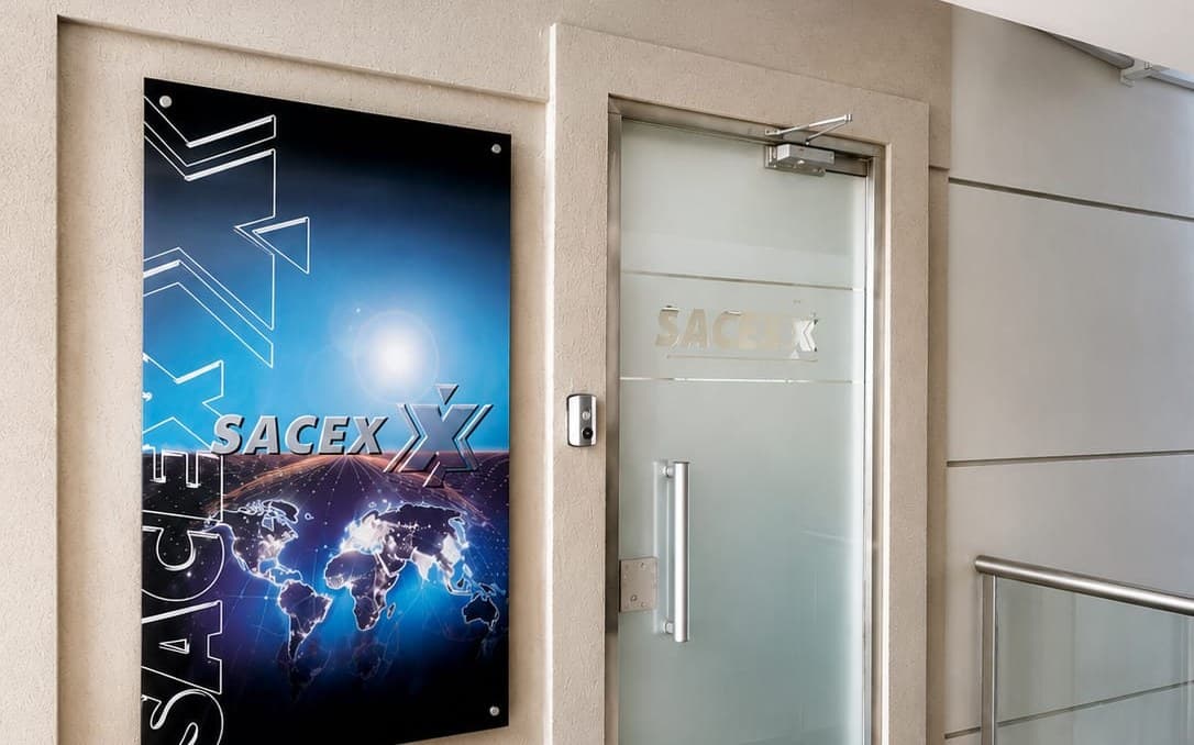 Entrada de las oficinas de SACEX con el cartel institucional